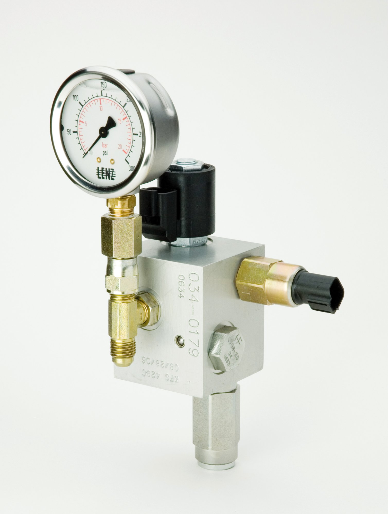 Manifolds: Logan offers fluid and air actuated valve manifolds complete with gauge and pressure switch to ensure reliable and accurate engagement of the Logan PTO